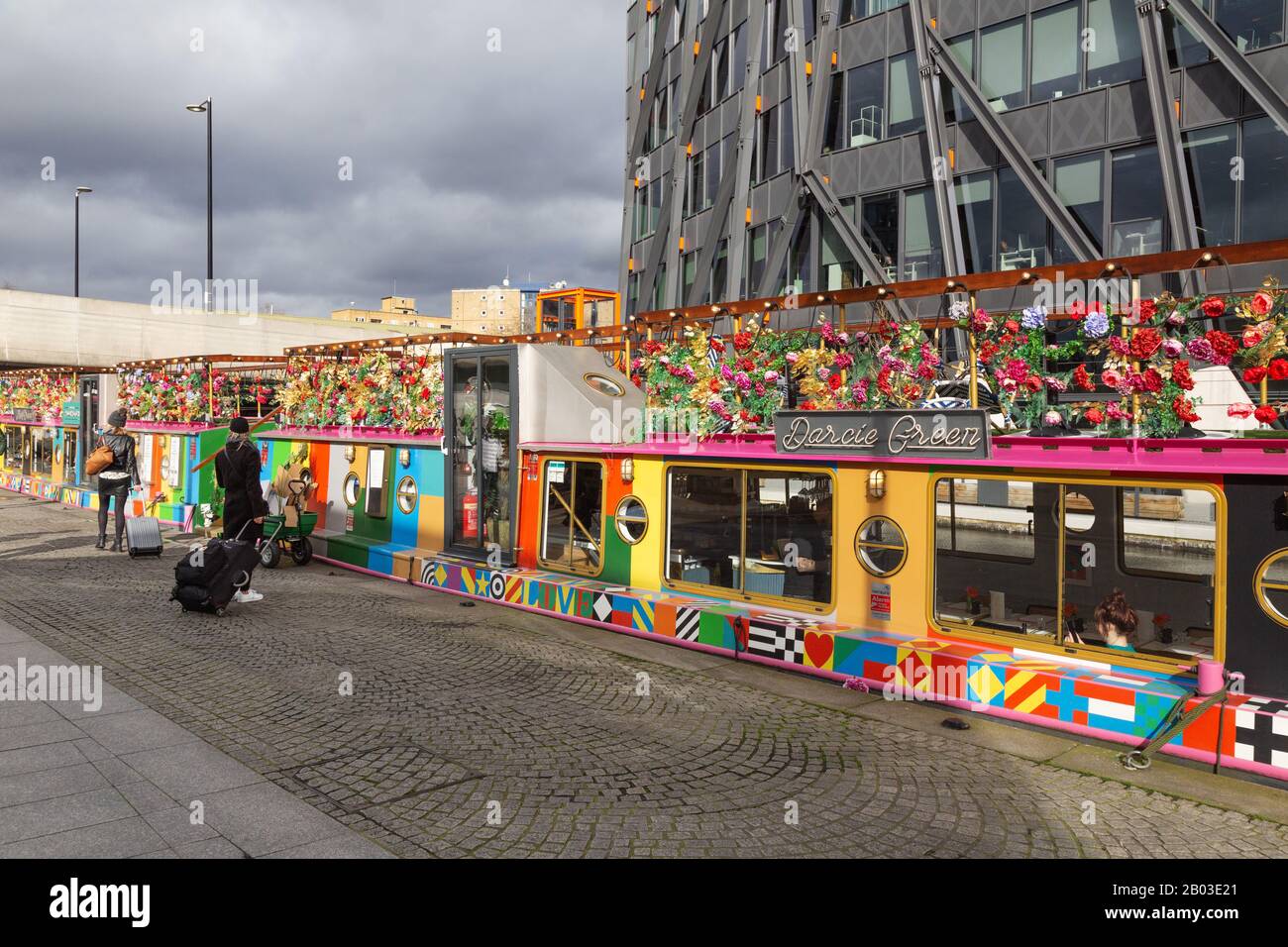 Darcie und May Green Canal Boats, ein schwimmendes Restaurant, Paddington Basin Regeneration Project, Grand Union Canal, Paddington London UK Stockfoto