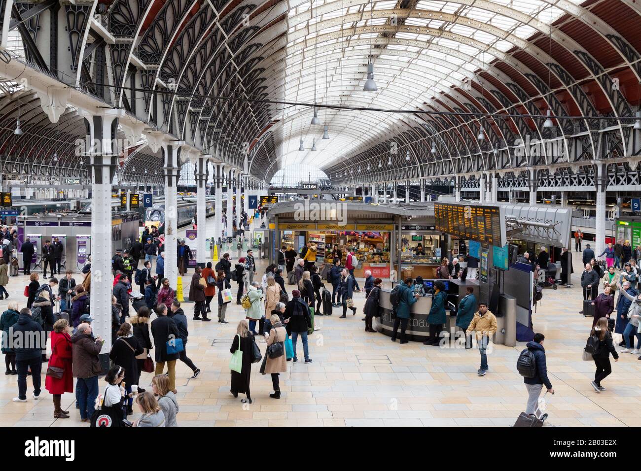 Paddington Station London UK - Menschenmenge auf dem Bahnhof Concourse, London Paddington Endstation, London England Großbritannien Stockfoto