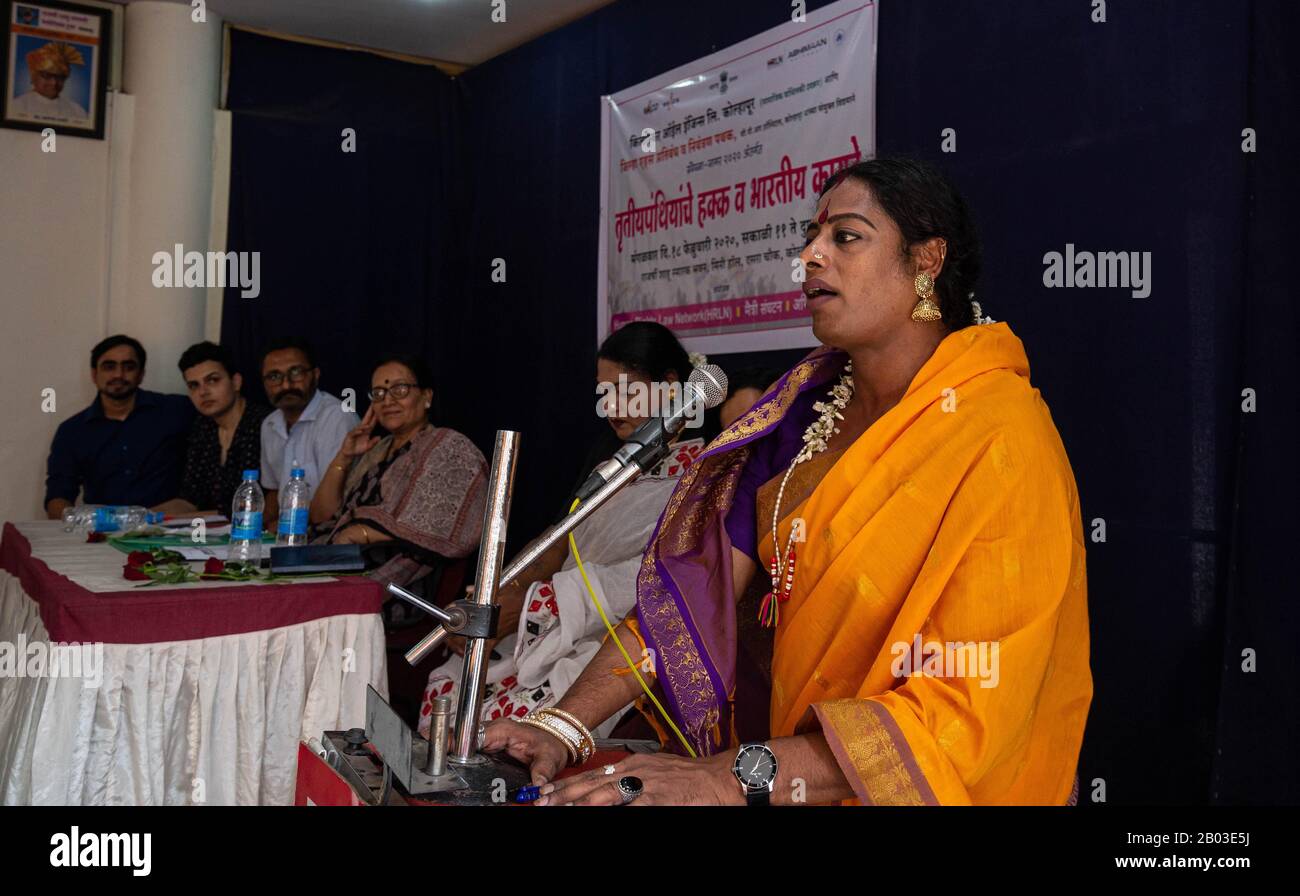 Kolhapur, Maharashtra, Indien. Februar 2020. Das Bewusstsein für Transgender-Rechte und das Bewusstsein für indische Gesetze wurde in Kolhapur abgehalten. Die Veranstaltung wurde organisiert, um eine Sensation in Trans Prople und ihren Familien zu schaffen. Der Trans-Aktivist Vicky Shinde aus Mumbai, der im nationalen Transrechtsausschuss ist, führte bei dieser Gelegenheit. Auch die Trans-Aktivistin Mayuri, Sadhana Zadbuke, der schwule Aktivist Vishal schlossen sich ihnen an. Die Veranstaltung wurde vom District Aids Control Committee und Kirloskar Oil Engines organisiert, um Bewusstsein für Trans People zu schaffen. (Bild: © Abhijeet Gurj Stockfoto