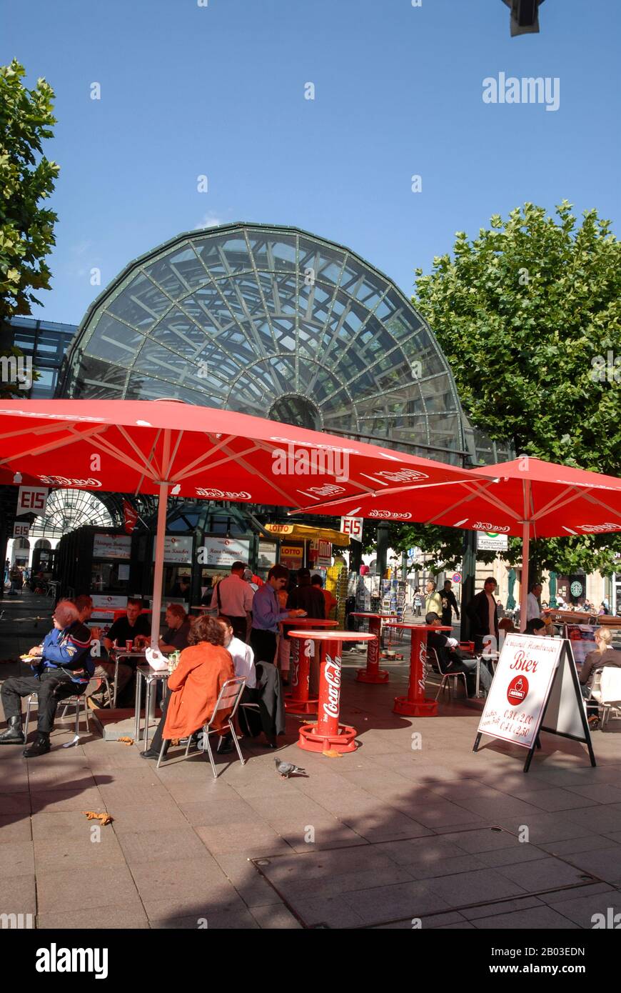 Eine Glasdacharkade mit einigen kleinen Restaurants und Souvenirläden am Rathausmarkt, ein zentraler Platz gegenüber dem Hamburger Rathaus (Hamburg Stockfoto