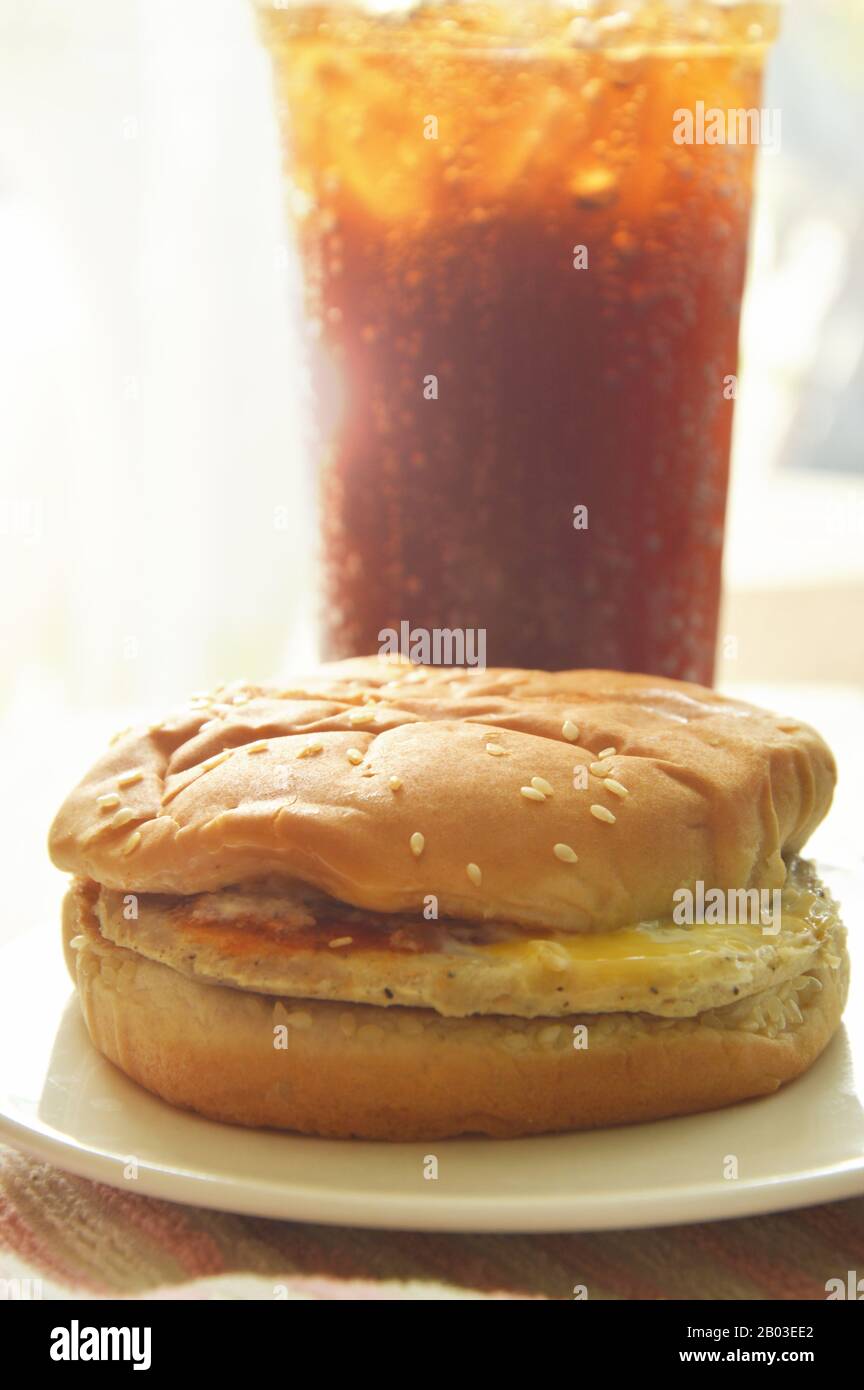 Hamburger und Limonade mit Eis in Plastikbecher Stockfoto