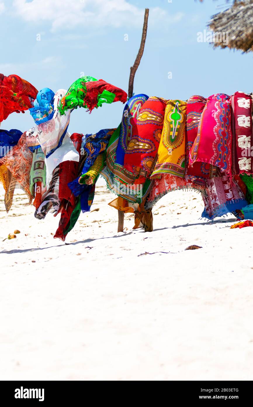 Bunte Textilien am Strand Stockfoto