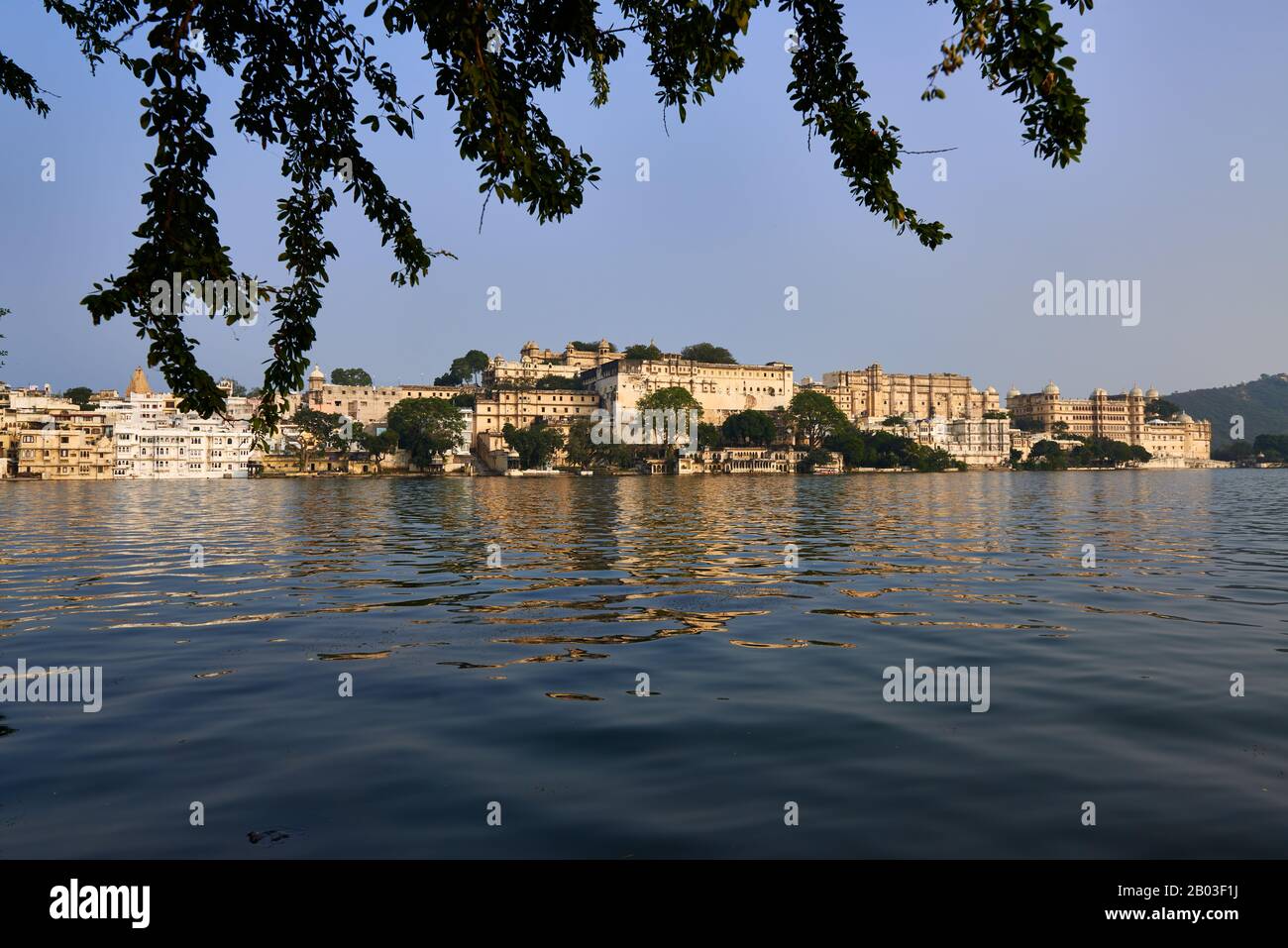 Panoramaaufnahme über den Pichola-See auf den Stadtpalast und den Taj Fateh Prakash Palast von Udaipur, Rajasthan, Indien Stockfoto