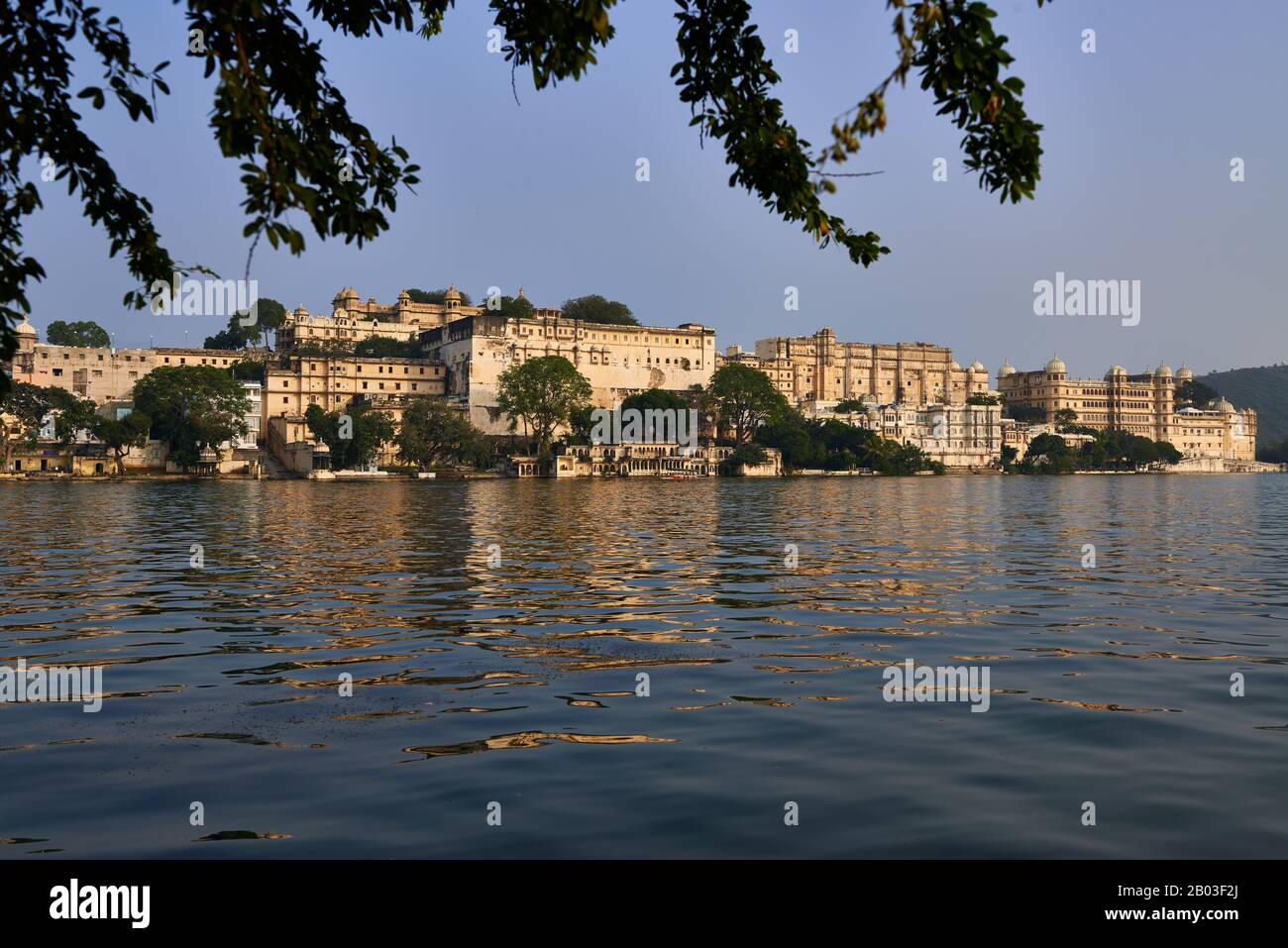 Panoramaaufnahme über den Pichola-See auf den Stadtpalast und den Taj Fateh Prakash Palast von Udaipur, Rajasthan, Indien Stockfoto