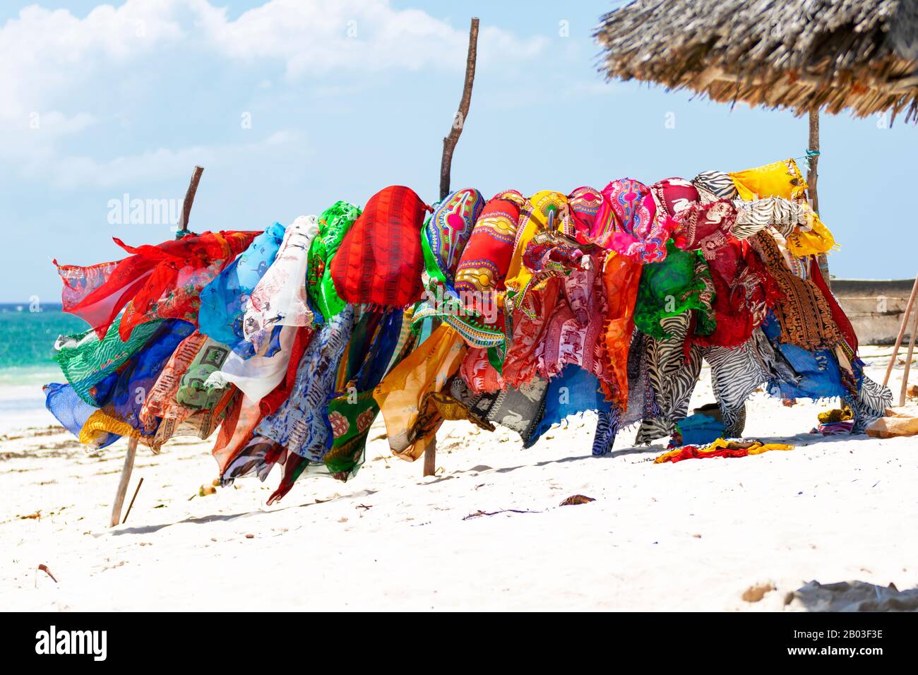 Bunte Textilien am Strand Stockfoto