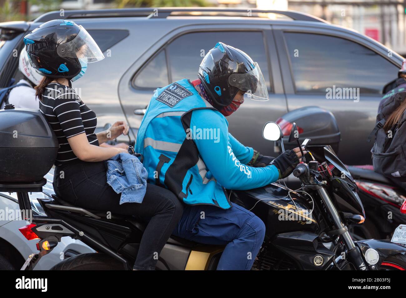 Manila, Philippinen - Februar 3, 2020: Motorradfahrer pendeln im Verkehr auf den Straßen von Makati Stockfoto