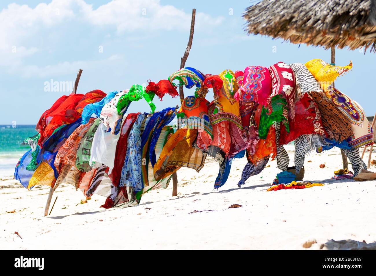 Bunte Textilien am Strand Stockfoto