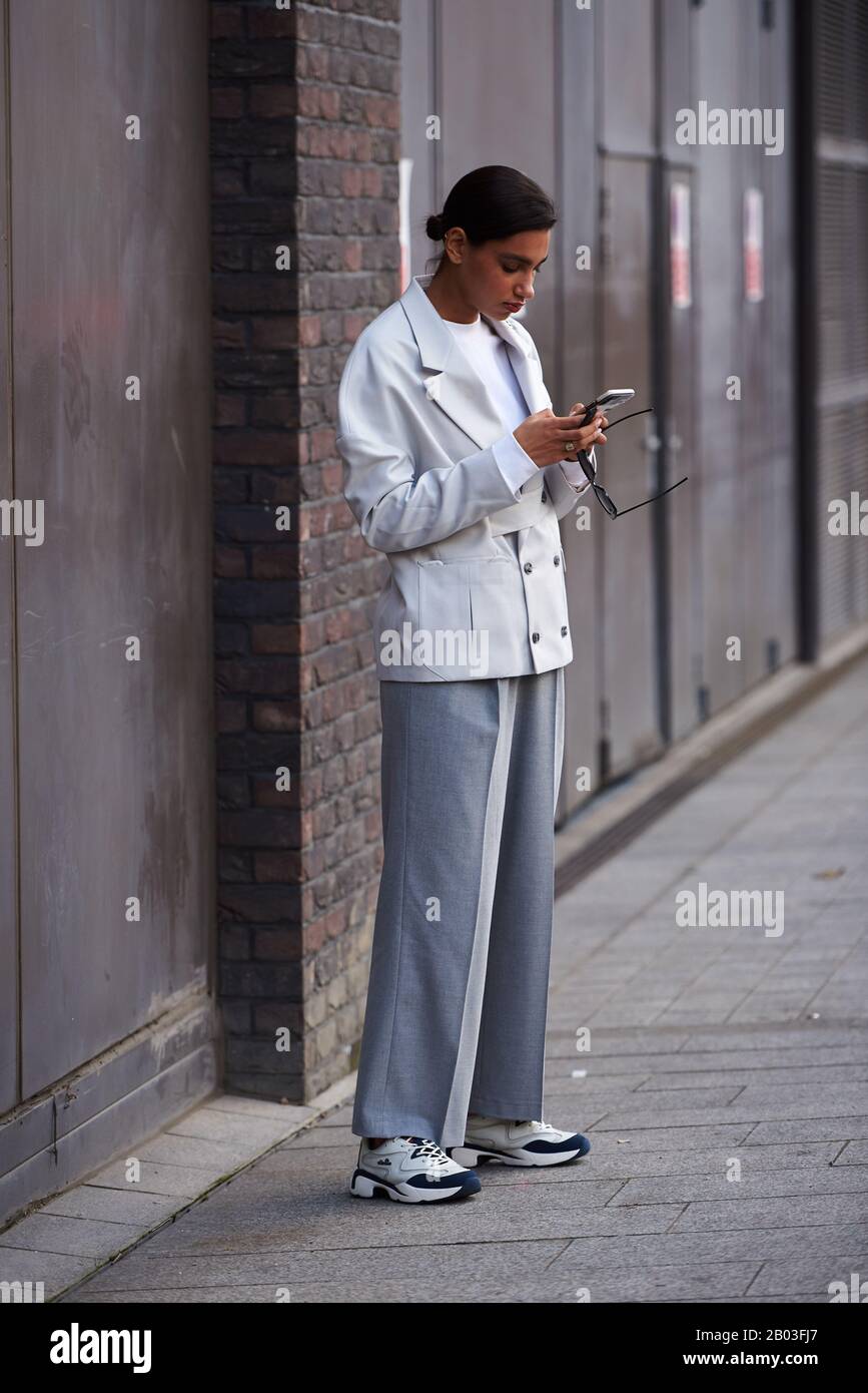 Gast kommt zur Christopher Kane Runway Show, London Fashion Week, Herbst/Winter 2020 Stockfoto