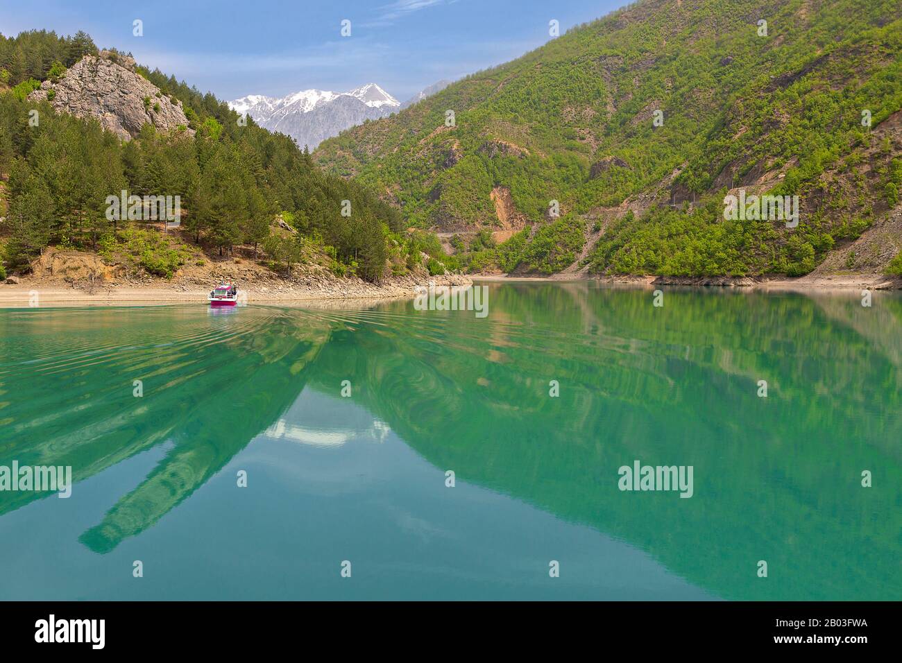 Komani Lake im Tal der Valbone in Albanien Stockfoto