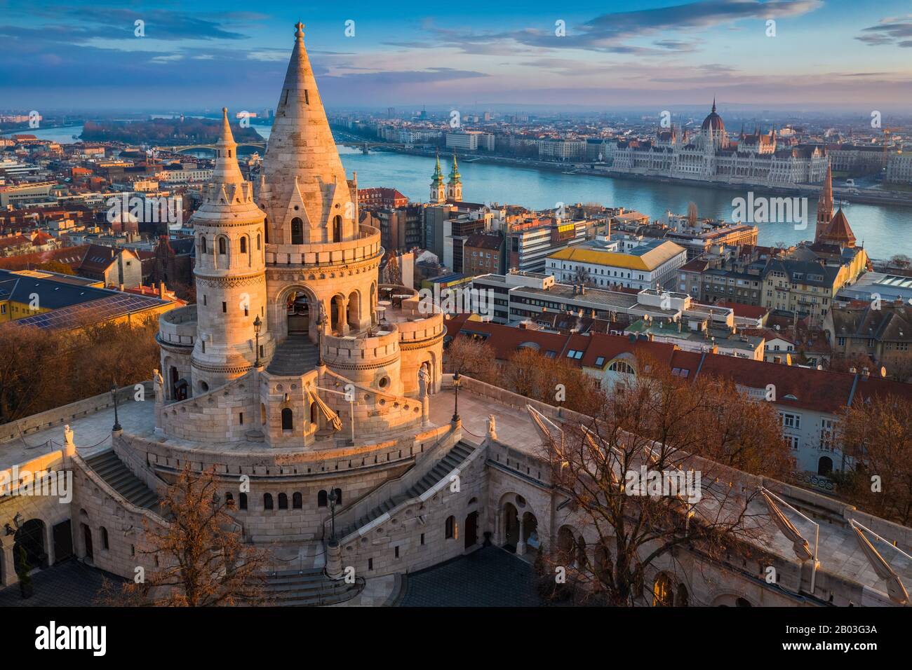 Budapest, Ungarn - Der Hauptturm der berühmten Fischerbastei (Halaszbastya) von oben mit Parlamentsgebäude und Donau im Hintergrund Stockfoto