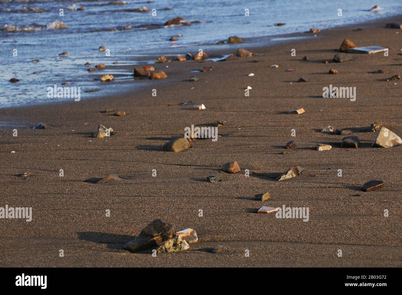 Steine auf Sands in Leerem Strand Bei Sonnenuntergang, Wintersaison Stockfoto