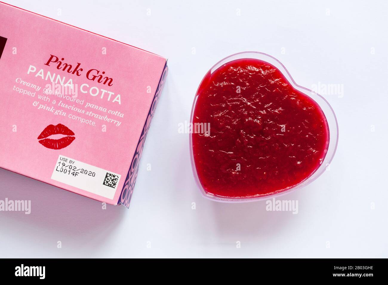 M&S Pink Gin Panna Cotta - cremige Gin-gewürzte Panna Cotta mit einem üppigen Erdbeer- und pinkfarbenen Gin-Kompott, ideal zum Valentinstag Stockfoto