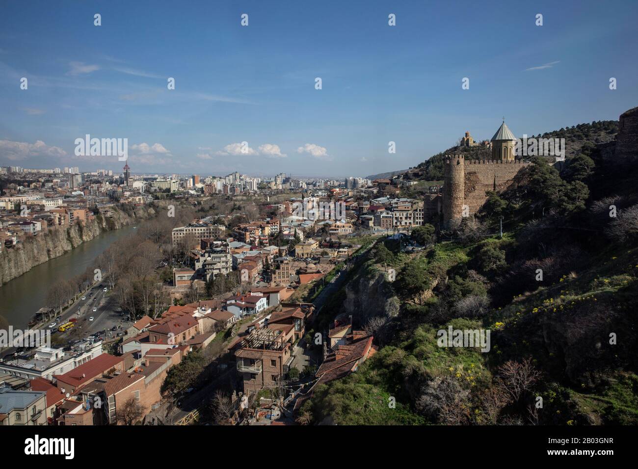 Tiflis, Hauptstadt und größte Stadt Georgiens, liegt am Ufer des Flusses Kura, im ehemaligen Persien und Russland, im Kaukasusgebiet Eurasiens Stockfoto