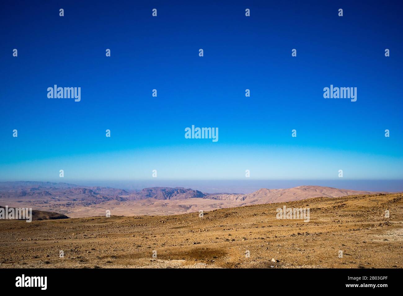 Jordanien im Winter, Wüste Uadi Rum oder Wadi Rum oder Tal des Mondes, Landschaft wolkenloser blauer Himmel Landschaftsansicht Ende Januar. Reisen im schönen Reich des Nahen Ostens. Sand und Felsen Stockfoto