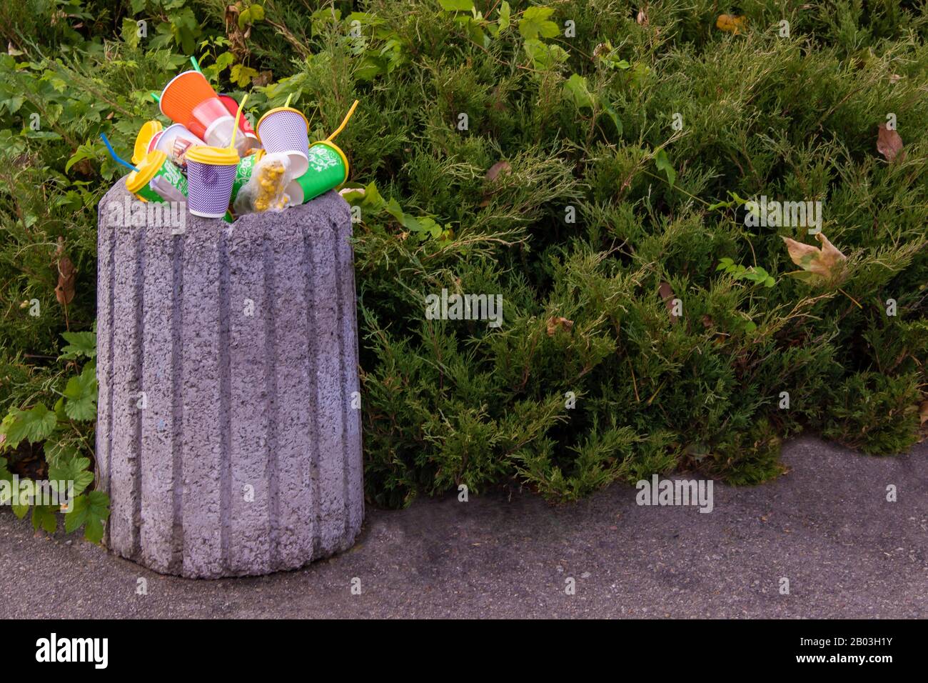 Mitten in einer sauberen Straße im Park gibt es ein komplettes Mülltankkonzept für Sauberkeit und Pflegepflege Stockfoto