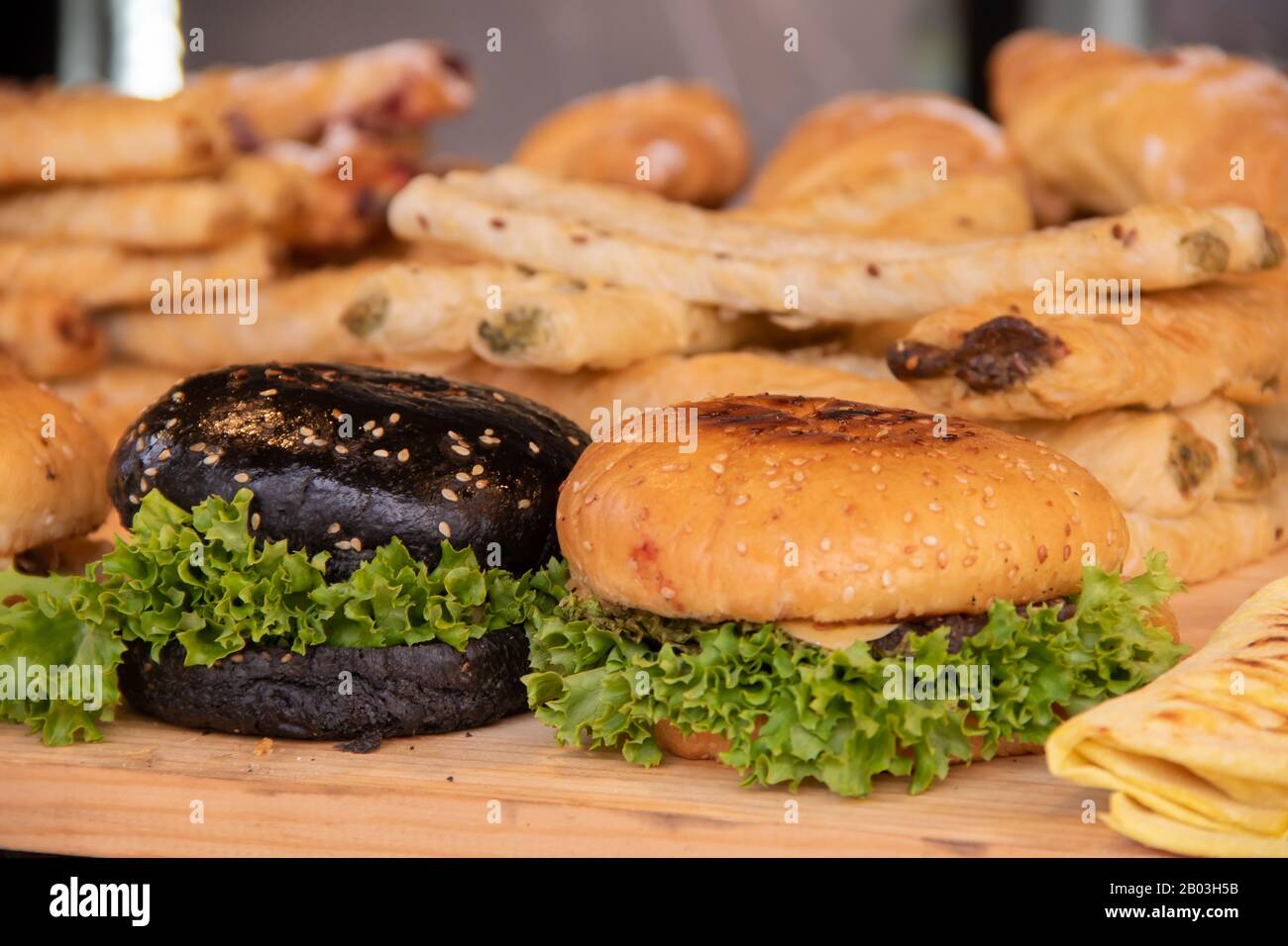 Hamburger mit weißem und schwarzem Mehl, Fleischzuschnitten und Grüns, keine Straßenfood-Festivals auf Background-Lavash und Chachapuri Stockfoto