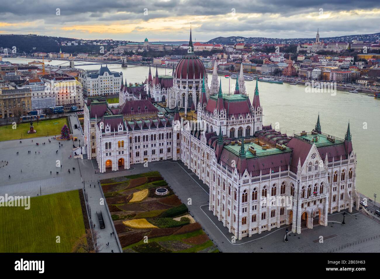 Budapest, Ungarn - Blick Auf das ungarische Parlament mit Szechenyi-Kettenbrücke, Königspalast der Burg Buda, Matthias Kirche und Fisherman's Ba Stockfoto