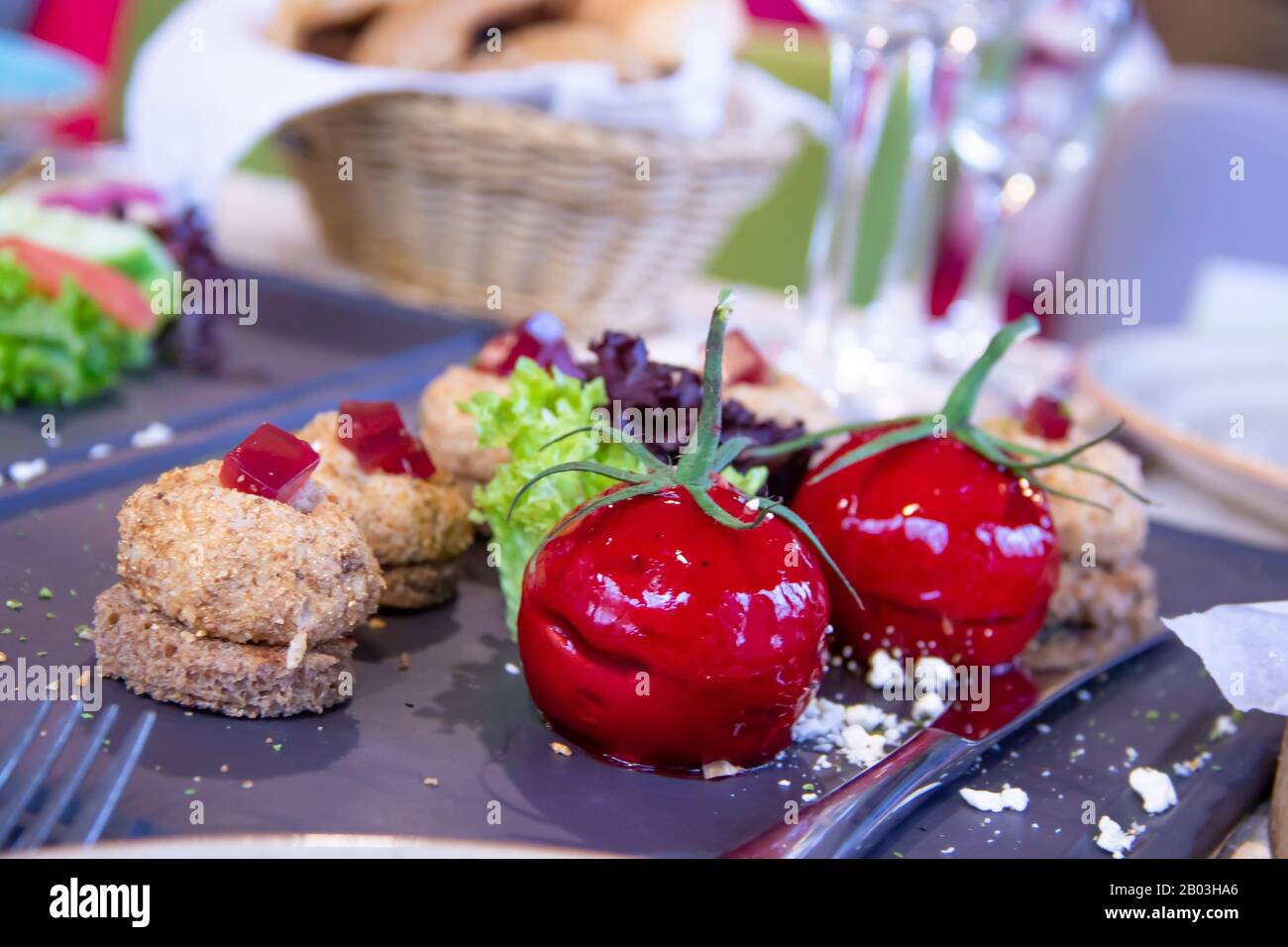 Molekulare Küche Paste in Form von Gemüse mit Kräutern auf dunklem Teller Stockfoto