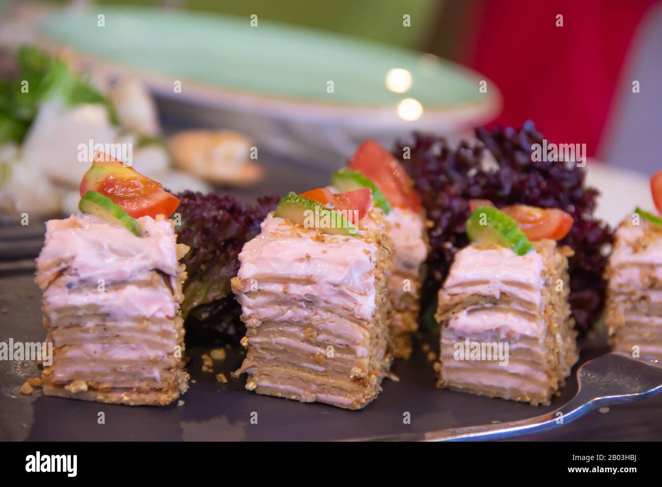 Pfannkuchen mit Eiern und lebendem Leberkuchen mit Pink Sauce Gewürzen und Green Molecular Cuisine Stockfoto