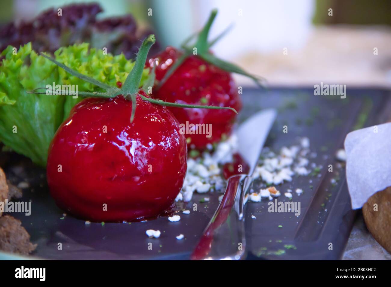 Molekulare Küche Paste in Form von Gemüse mit Kräutern auf dunklem Teller Stockfoto