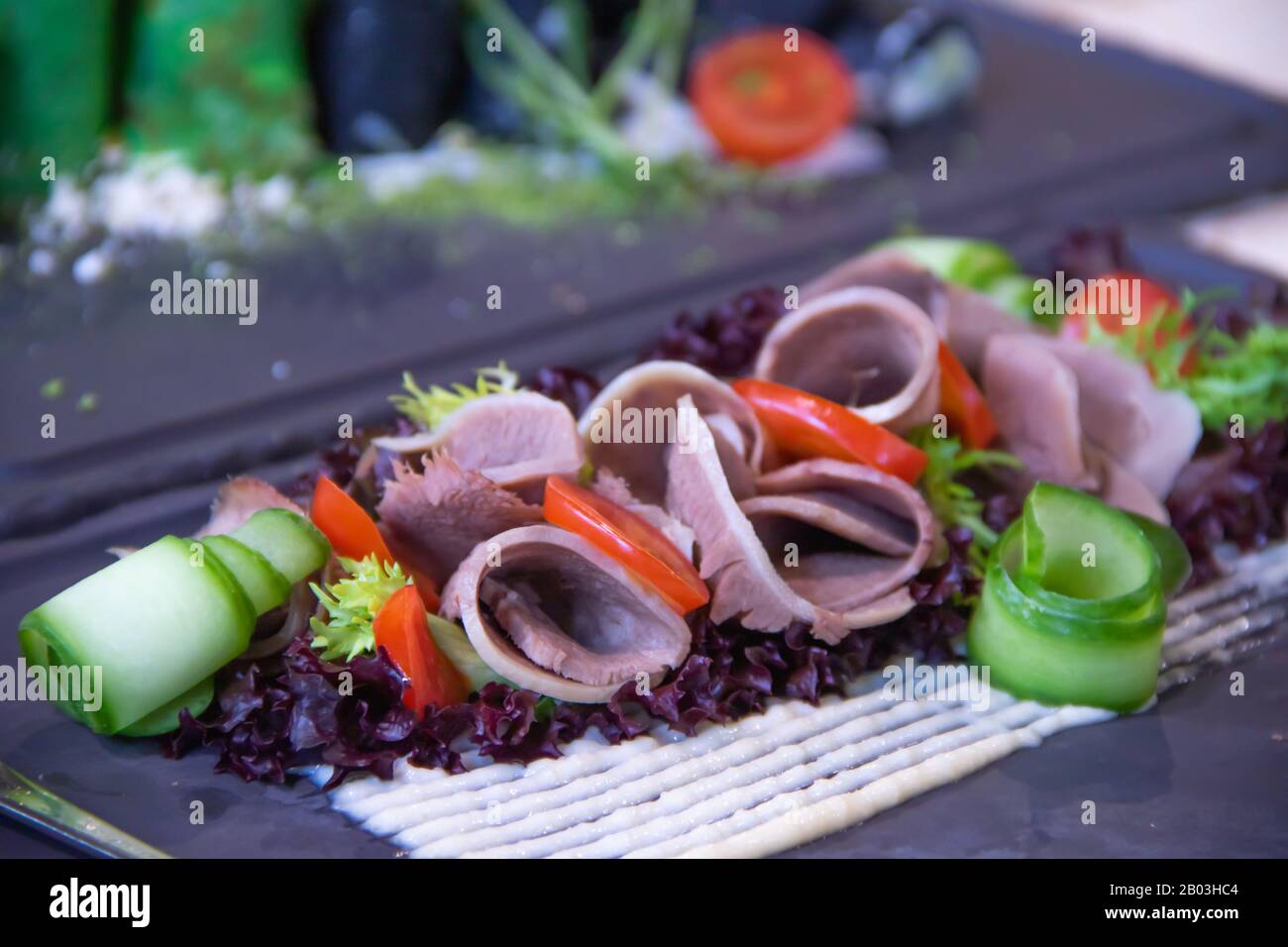 Ein köstliches Gericht mit gehackten Zungengrüns mit Gurken Tomaten und Salatblättern Stockfoto