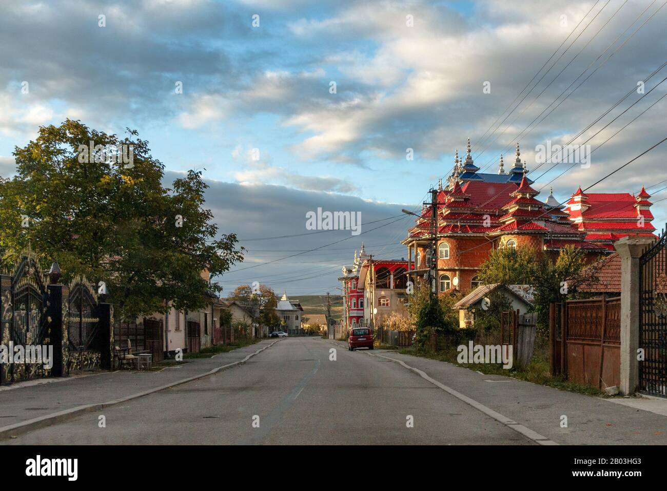 Eine Straße in Huedin, Rumänien mit Roma-Herrenhäusern Stockfoto