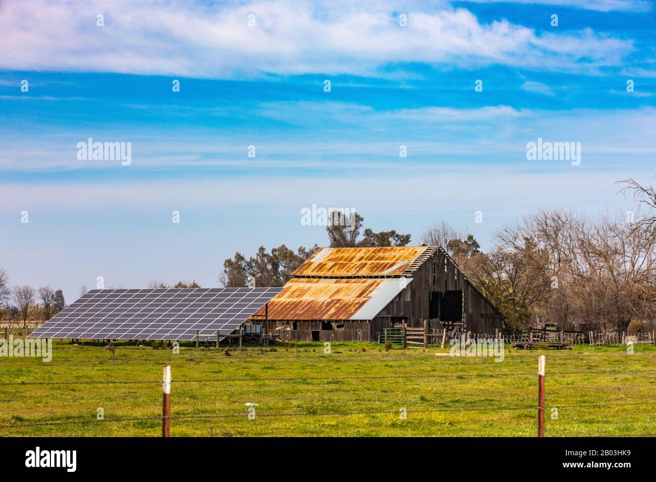 Alte und neue Infrastruktur auf einer Farm in der Nähe von Atwater Calfifornia im Central Valley USA Stockfoto