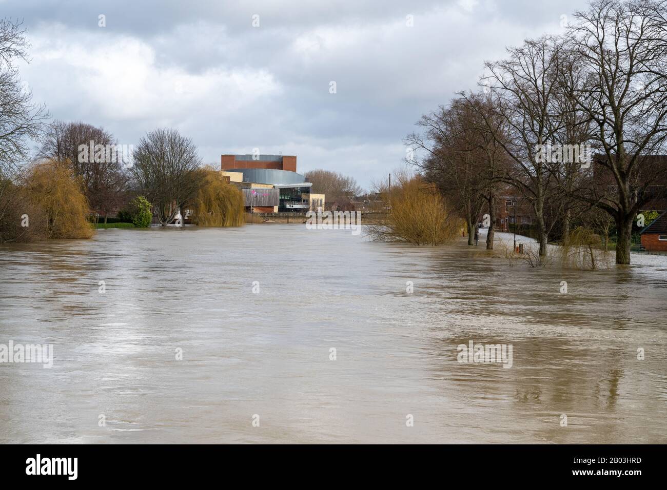 Überschwemmung des River Severn in Shrewsbury, Großbritannien. Flutung des Quarry Park, eines Spielbereichs für Kinder und Des Boathouse Pub. Stockfoto
