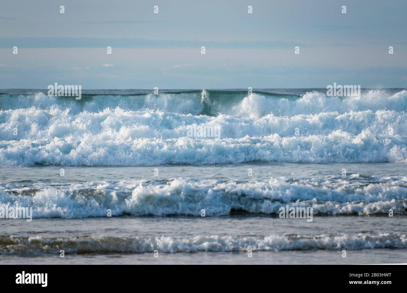 Wellen brechen bei Ebbe in der St Ives Bay, Cornwall. Stockfoto