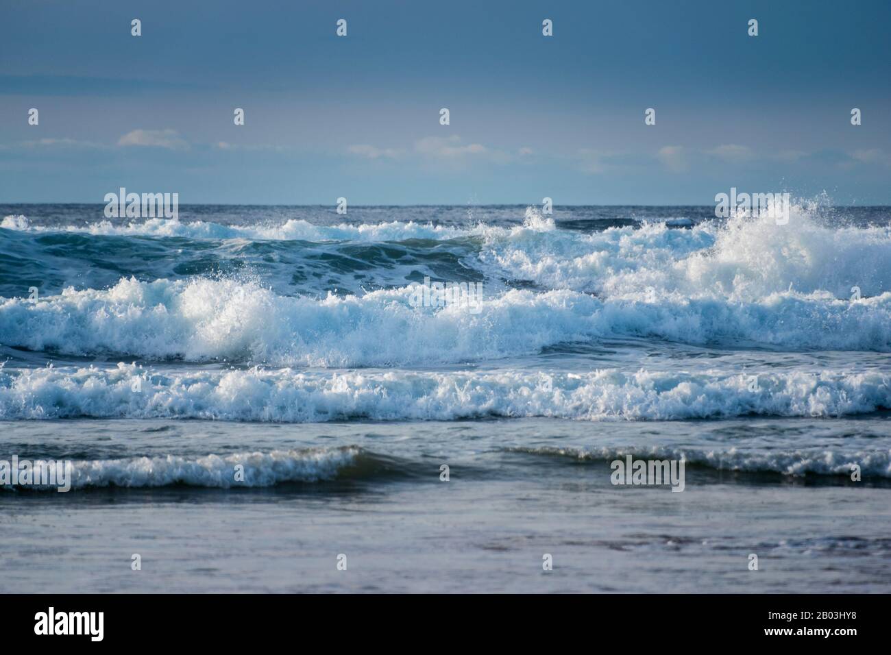 Wellen brechen bei Ebbe in der St Ives Bay, Cornwall. Stockfoto