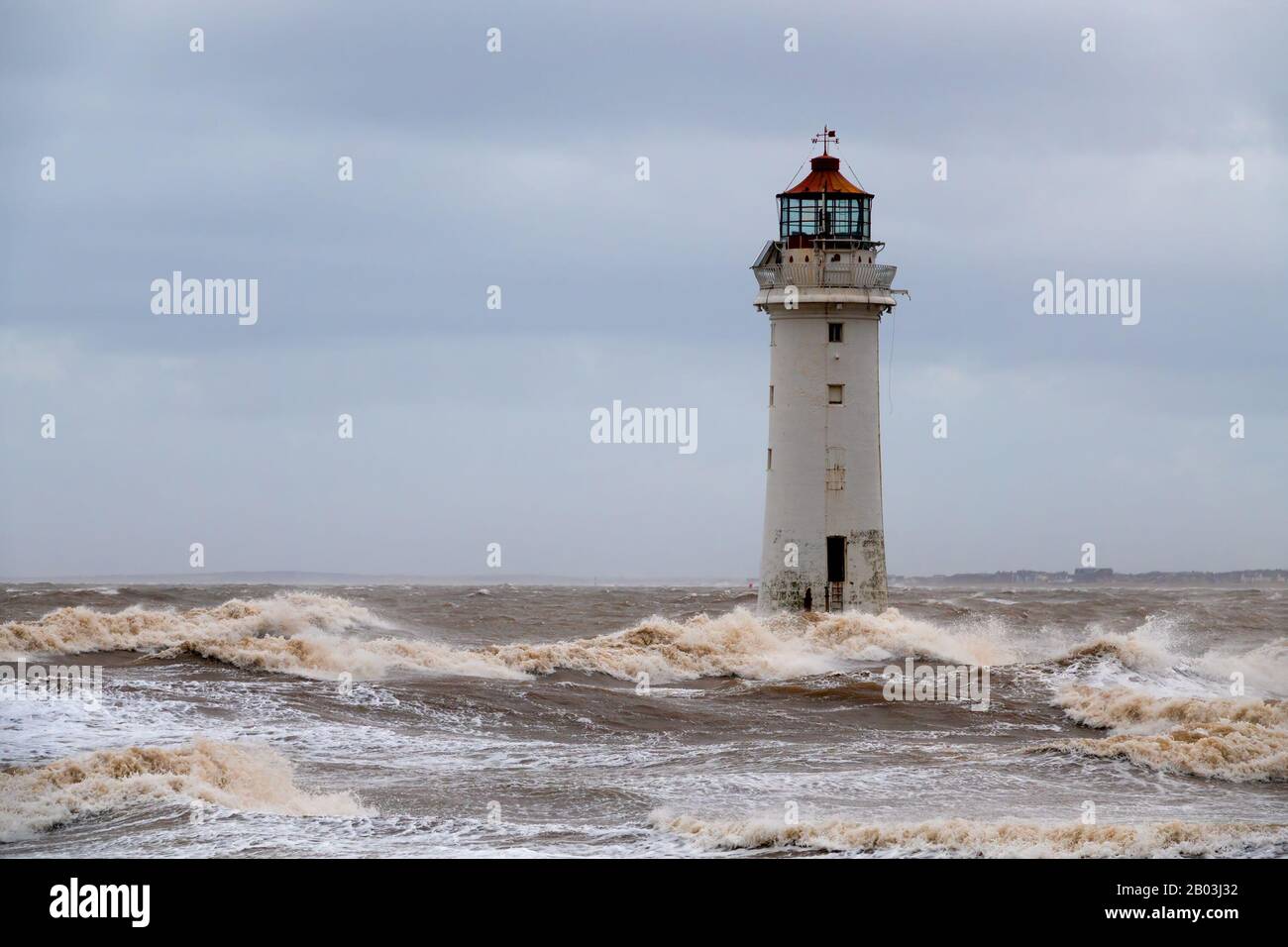 Raue Meere auf dem Fluss Mersey im Fort Perch Rock Lighthouse New Brighton während Storm Ciara. Stockfoto