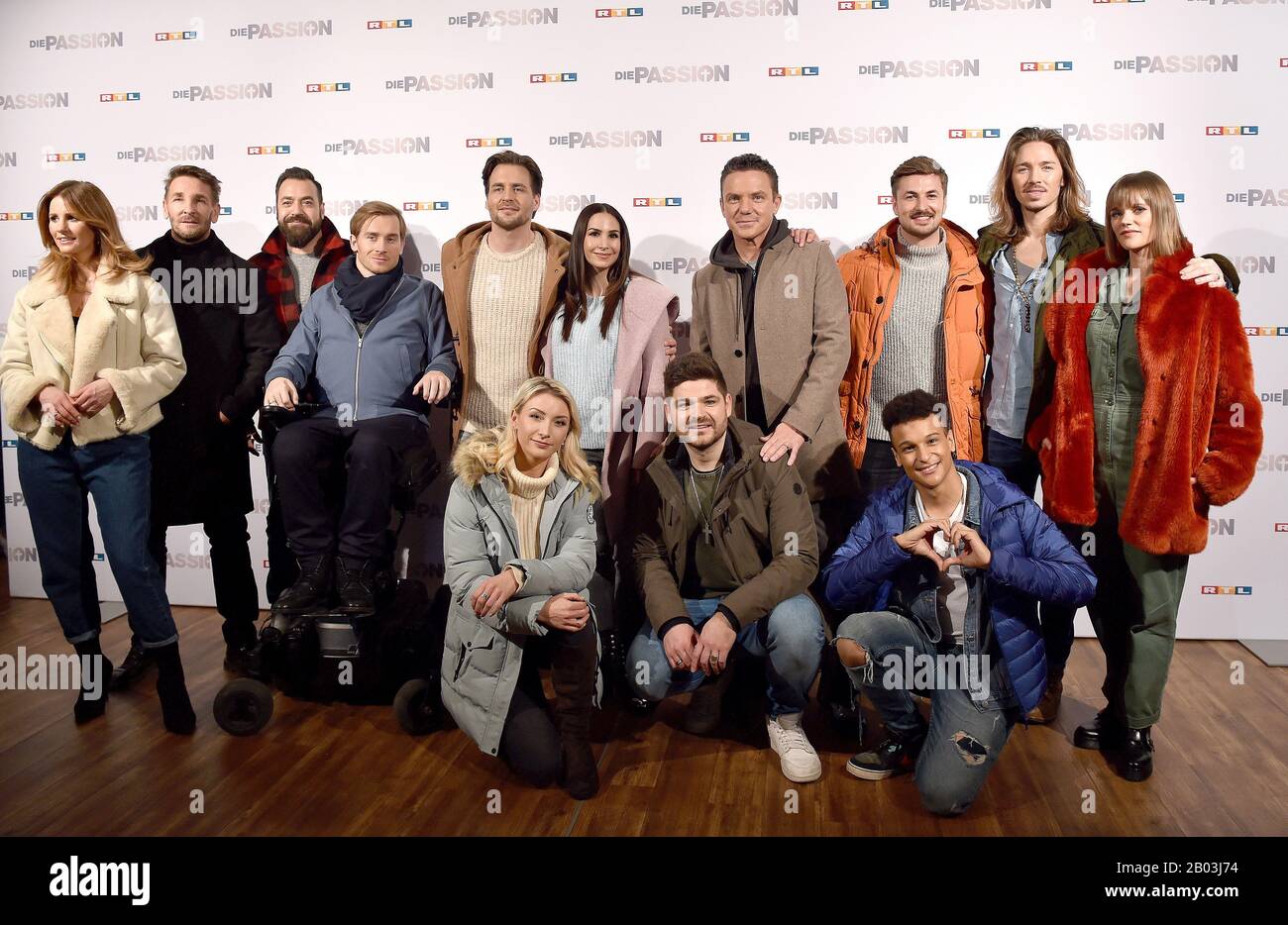 18. Februar 2020, Nordrhein-Westfalen, Essen: Mareile Höppner, Moderatorin (l-r), Mark Keller, Schauspieler, Laith al Deen, Sänger, Samuel Koch, Schauspieler, Alexander Klaws, Sängerin, Sila Sahin, Schauspielerin, Stefan Mross, Musiker, Nicolas Puschmann, Schauspieler, Gil Ofarim, Sängerin und Sarah Elena Timpe. Anna-Carina Woitschack, Sängerin (unter l-r), Thomas Enns, Schauspieler und Prinz Damien, Sängerin nach der Pressekonferenz für das RTL-Musik-Live-Event "Die Passion". RTL will die Passionsgeschichte mit Sängern und Schauspielern auf dem Burgplatz in der Essener Innenstadt inszenieren. Foto: Caroline Seidel / dpa Stockfoto