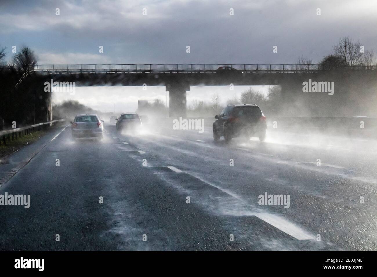 Sicht des Passagiers auf die schlechten Fahrbedingungen, die auf der M nach Süden fahren! Autobahn in Derbyshire UK während des Sturms Dennis am 16/2/2020. Stockfoto