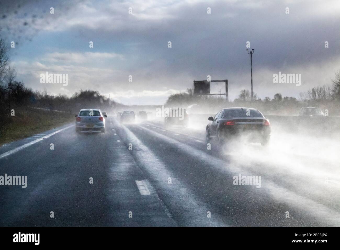 Sicht des Passagiers auf die schlechten Fahrbedingungen, die auf der M nach Süden fahren! Autobahn in Derbyshire UK während des Sturms Dennis am 16/2/2020. Stockfoto