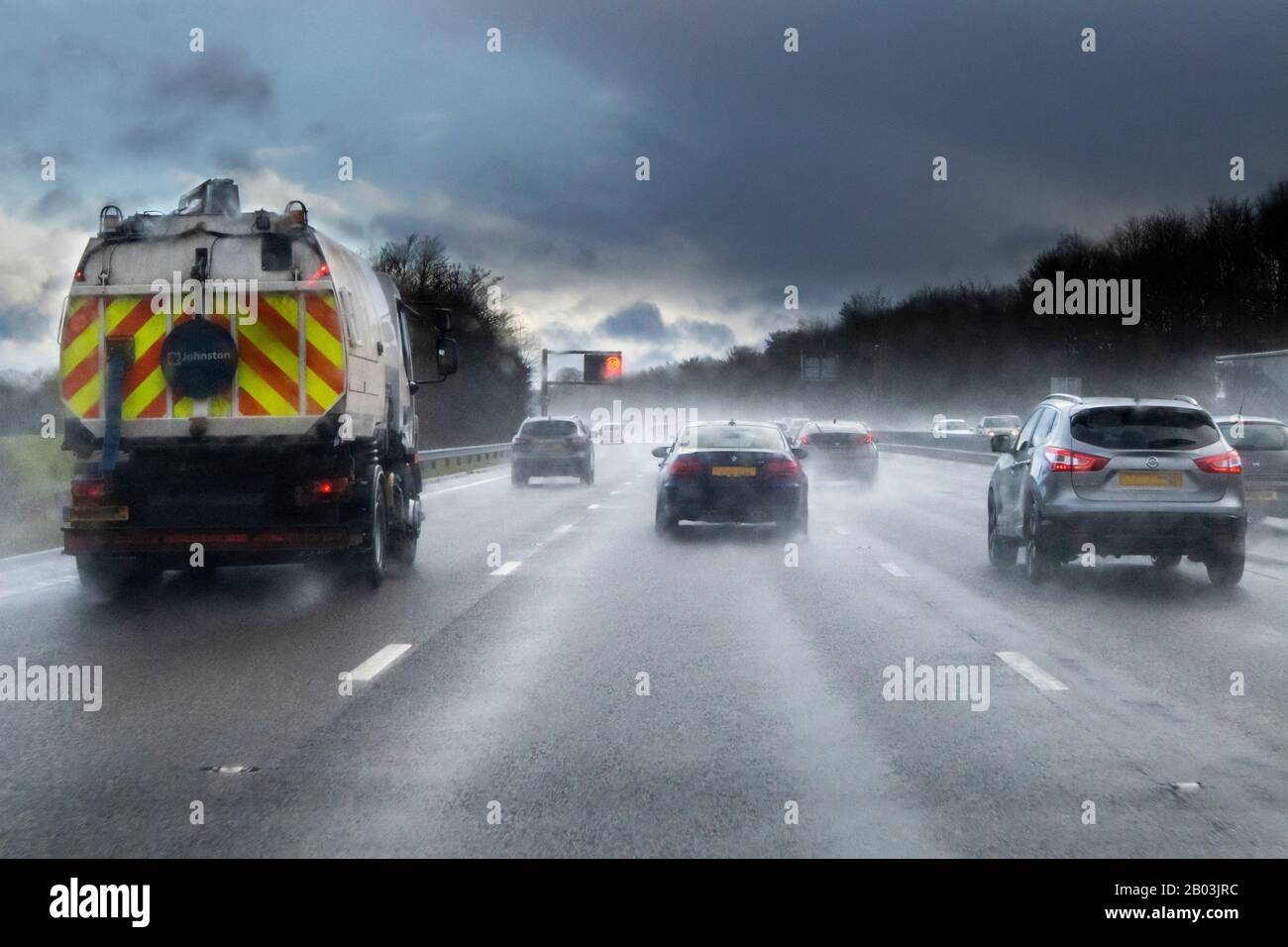 Sicht des Passagiers auf die schlechten Fahrbedingungen, die auf der M nach Süden fahren! Autobahn in Derbyshire UK während des Sturms Dennis am 16/2/2020. Stockfoto