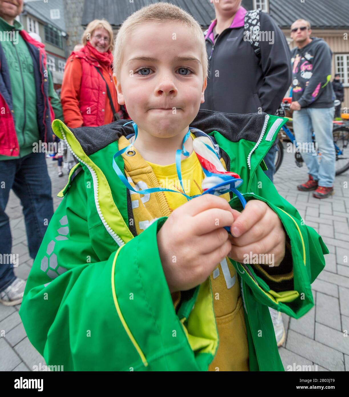 Junge mit Süßigkeiten und runniger Nase, Sommerfest, Reykjavik, Island Stockfoto