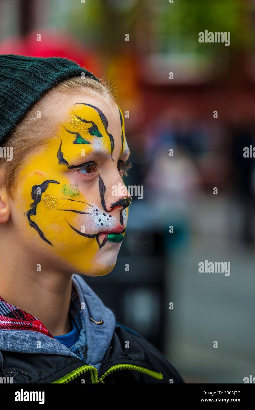 Junge mit Gesichtsfarbe, Sommerfest, Reykjavik, Island Stockfoto