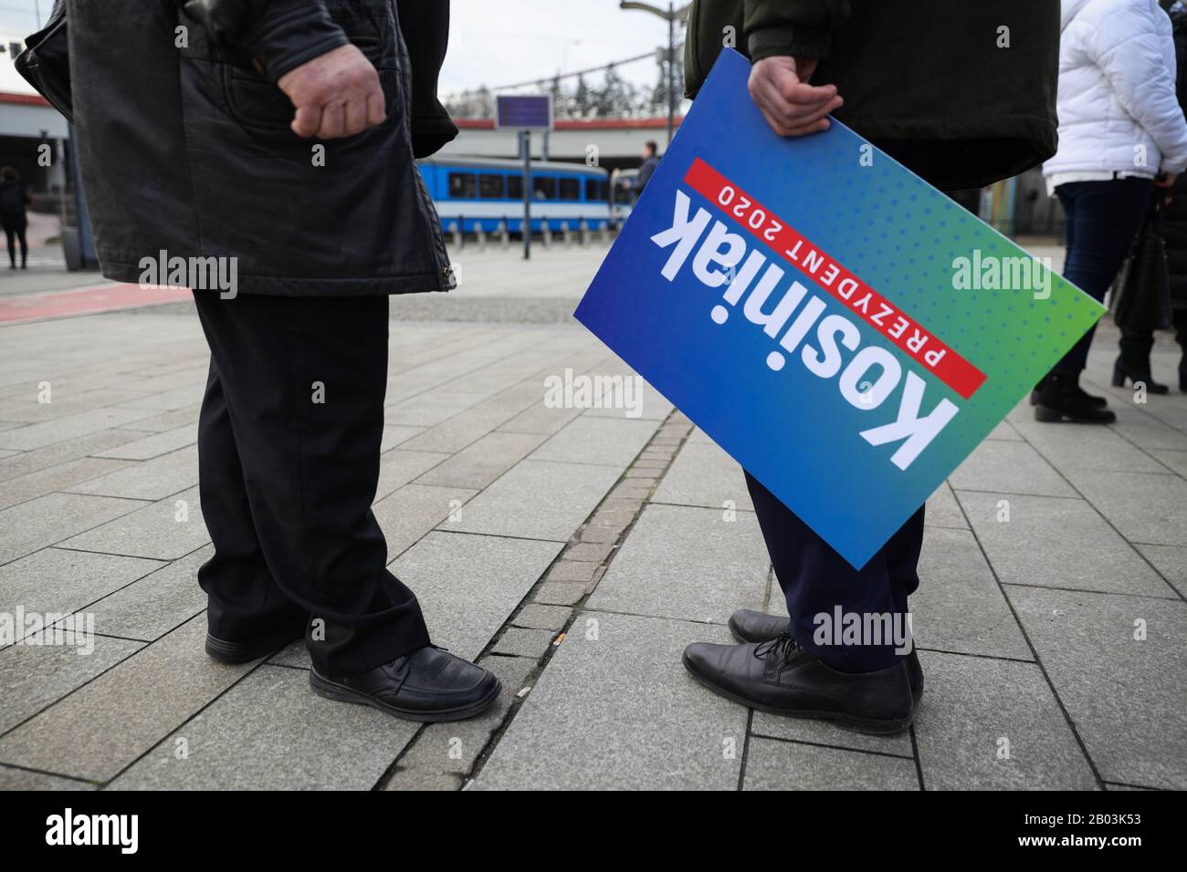 Wahlplakat von Wladyslaw Kosiniak-Kamysz während der Kampagnen.Wladyslaw Kosiniak-Kamysz, Leiter des PSL-Zentrums (Polskie Stronnictwo Ludowe, übersetzt als polnische Volkspartei), agrarischer, christlich-demokratischer Politiker und Präsidentschaftskandidat startete seinen Wahlkampf vor den Präsidentschaftswahlen in Polen. Stockfoto