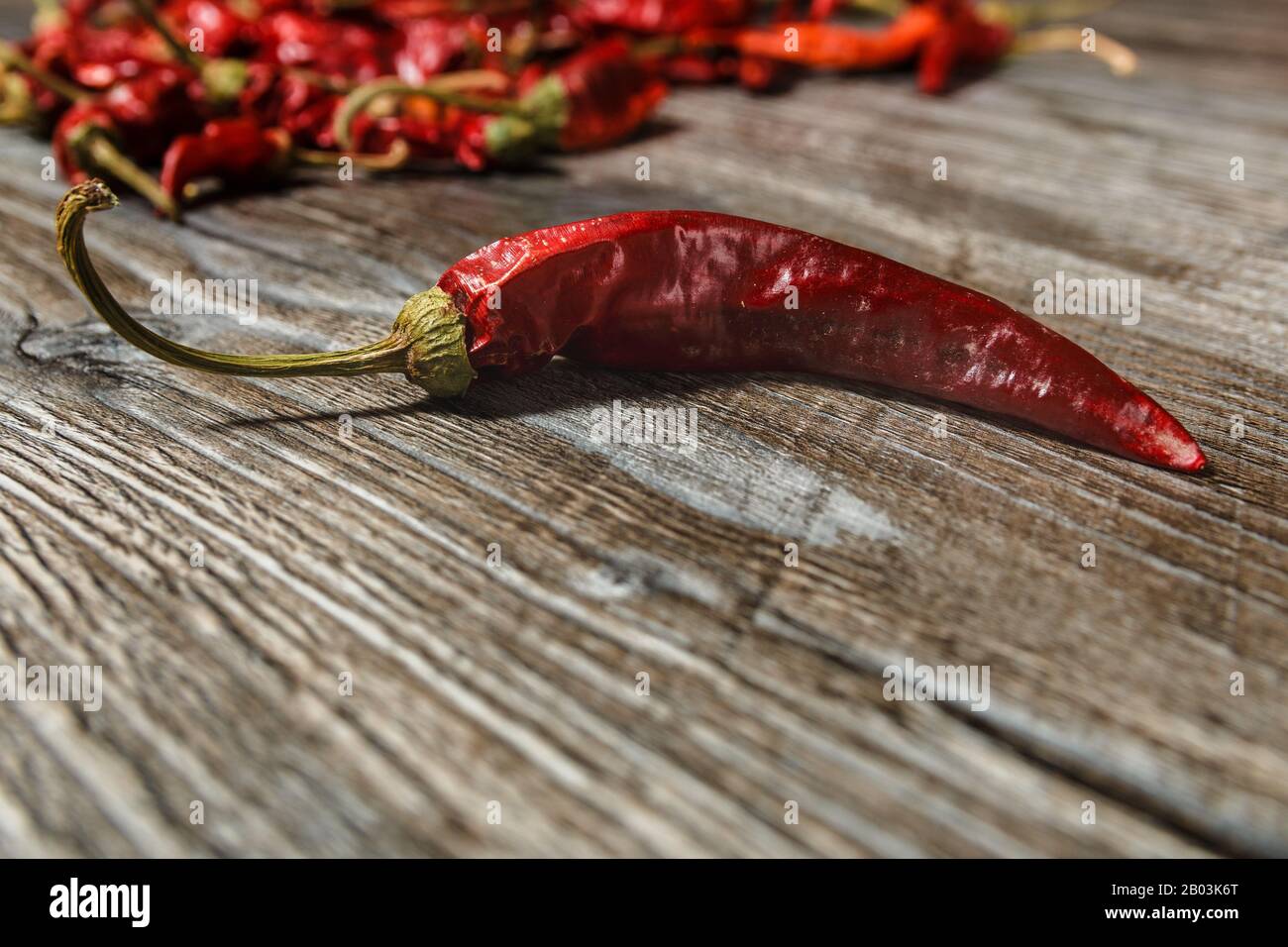 Ein getrockneter roter heißer Chilischoten auf altem Holztisch Stockfoto