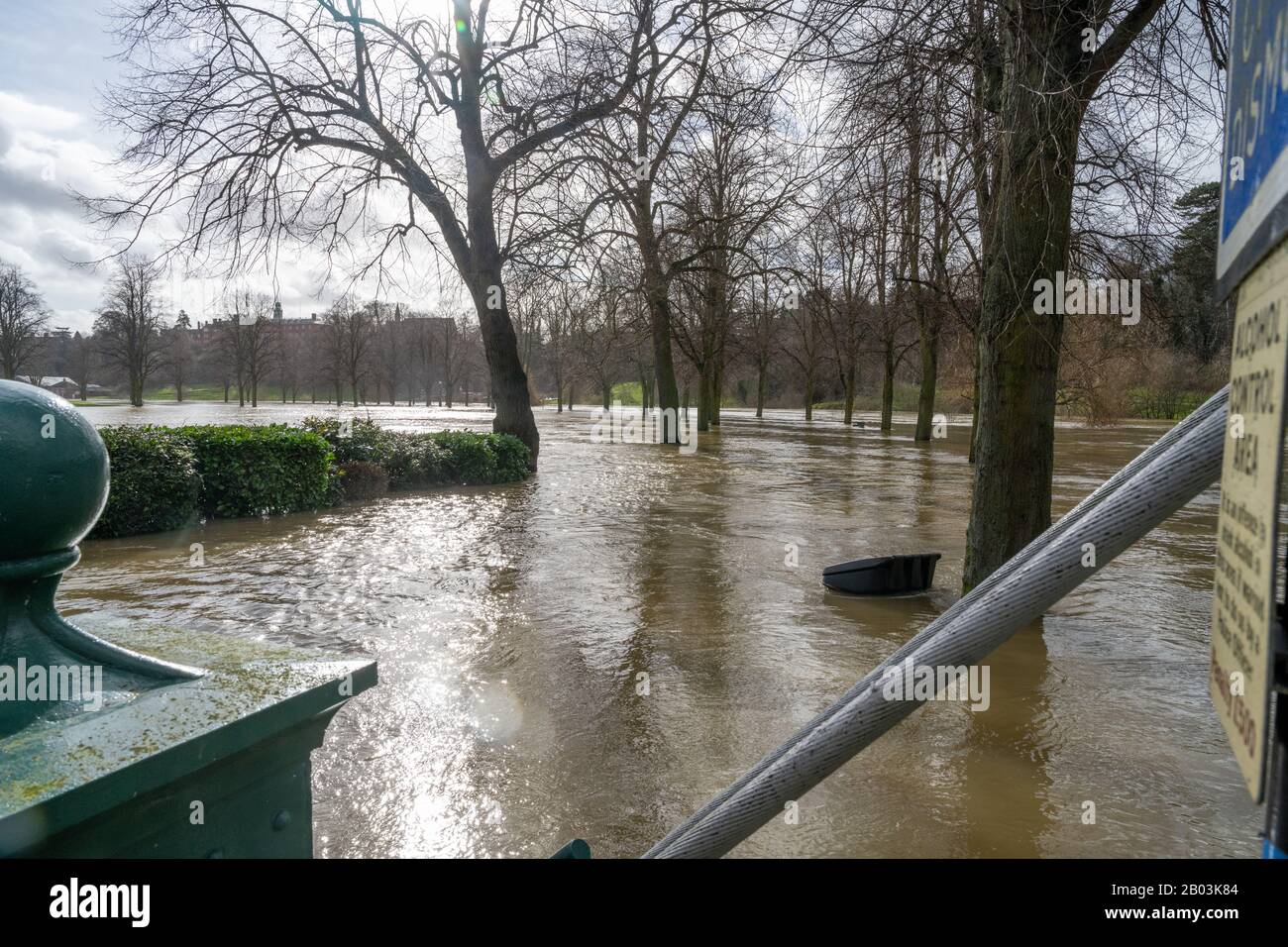 Überschwemmung des River Severn in Shrewsbury, Großbritannien. Flutung des Quarry Park, eines Spielbereichs für Kinder und Des Boathouse Pub. Stockfoto