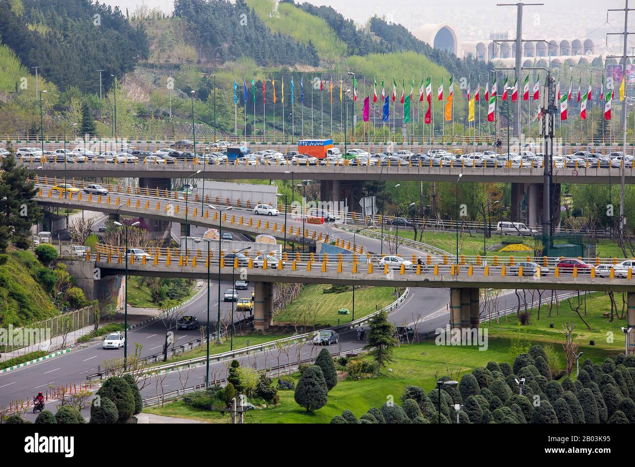 Straßen- und Autoverkehr in Teheran, der Hauptstadt des Iran. Stockfoto