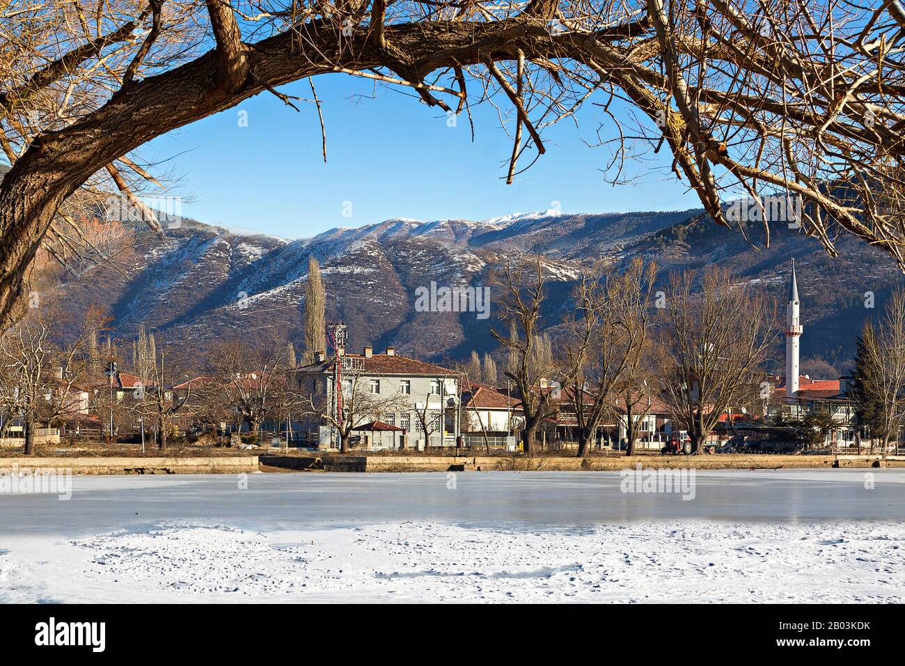 Blick auf das Dorf Golcuk und den zugefrorenen See in der Nähe der Städte Birgi und Odemis in der Provinz Izmir, Türkei Stockfoto