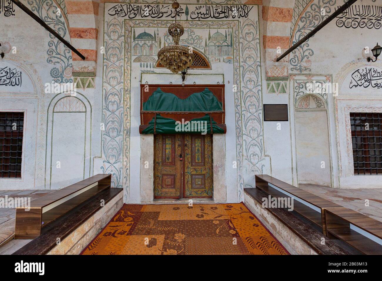 Eintritt in die historische HadumMoschee in Gjakova im Kosovo