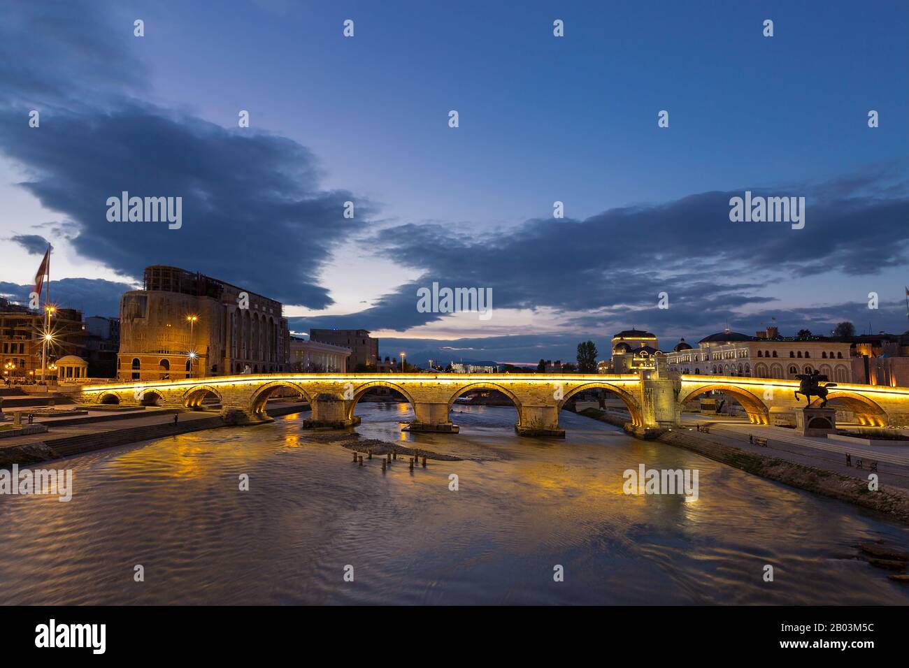 Skyline von Skopje, mit historischer Steinbrücke, im Zwielicht, Skopje, Mazedonien Stockfoto