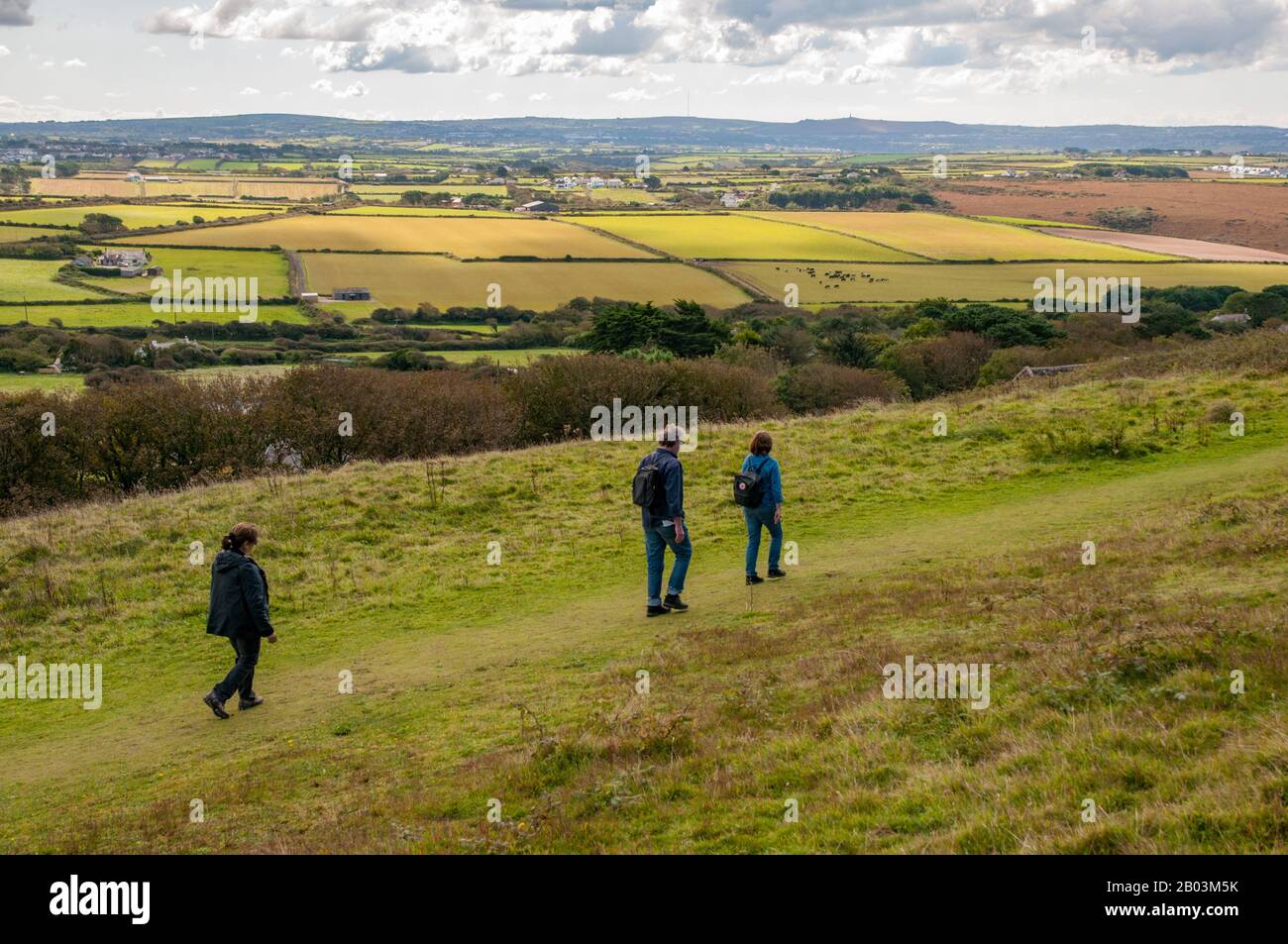 Drei Spaziergänger, die auf Wanderwegen in der Nähe von St Agnes Head an der Heritage Coast in Cornwall, England, spazieren. Stockfoto