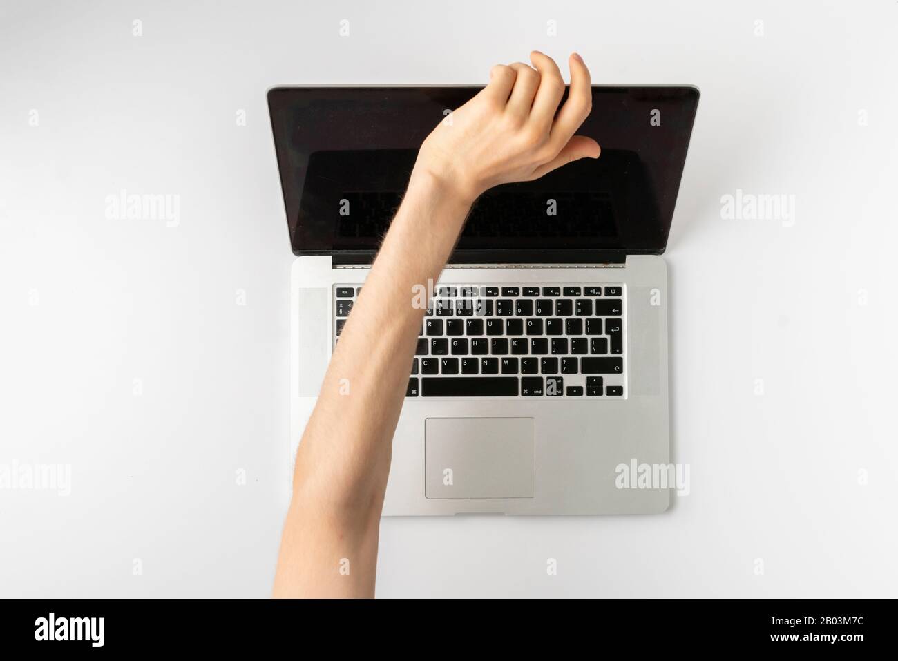 Eine Draufsicht über die Hände der Person schließt die Abdeckung oder blockiert die Webcam des Laptops, da sie Angst hat, die Kamera zu hacken Stockfoto