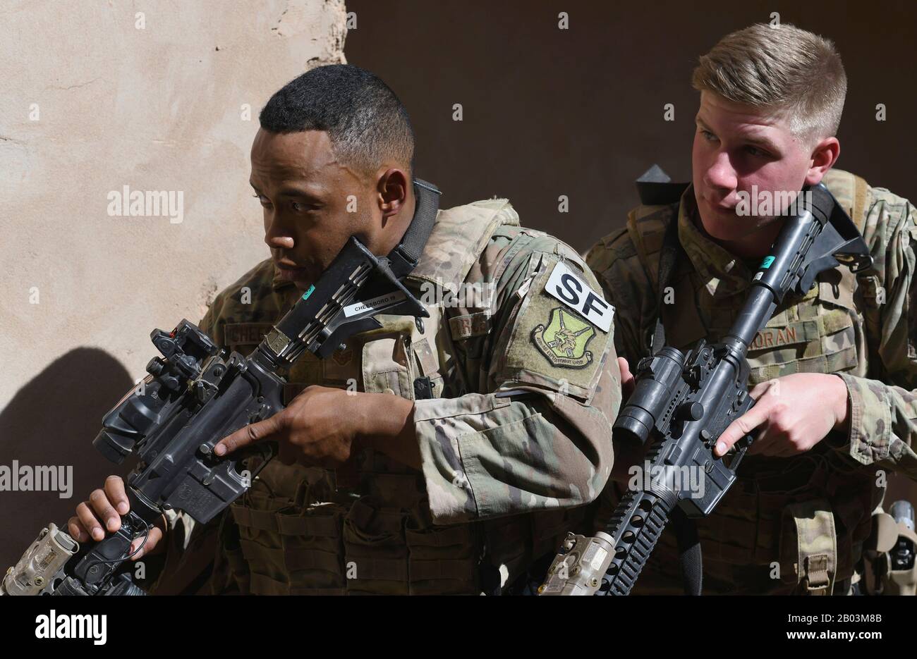 US-Luftwaffenstab Sgt. Noel Cheeseboro, Left, und Airman 1st Class Ian Moran, 409th Expeditionary Security Forces Squadron Response Force Team Member, führen Gebäude-Clearing-Verfahren während eines Battle Refresher-Kurses in der nigerianischen Luftbasis 201 5. Februar 2020 in Agadez, Niger durch. Stockfoto