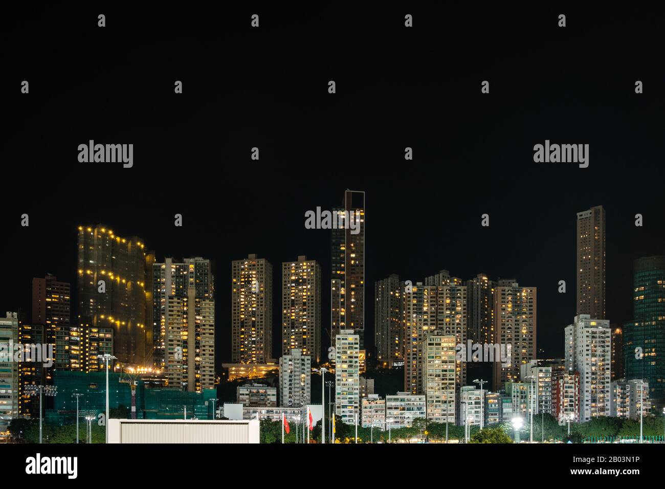 Wolkenkratzergebäude in der Nacht, Skyline Hongkong - Stockfoto