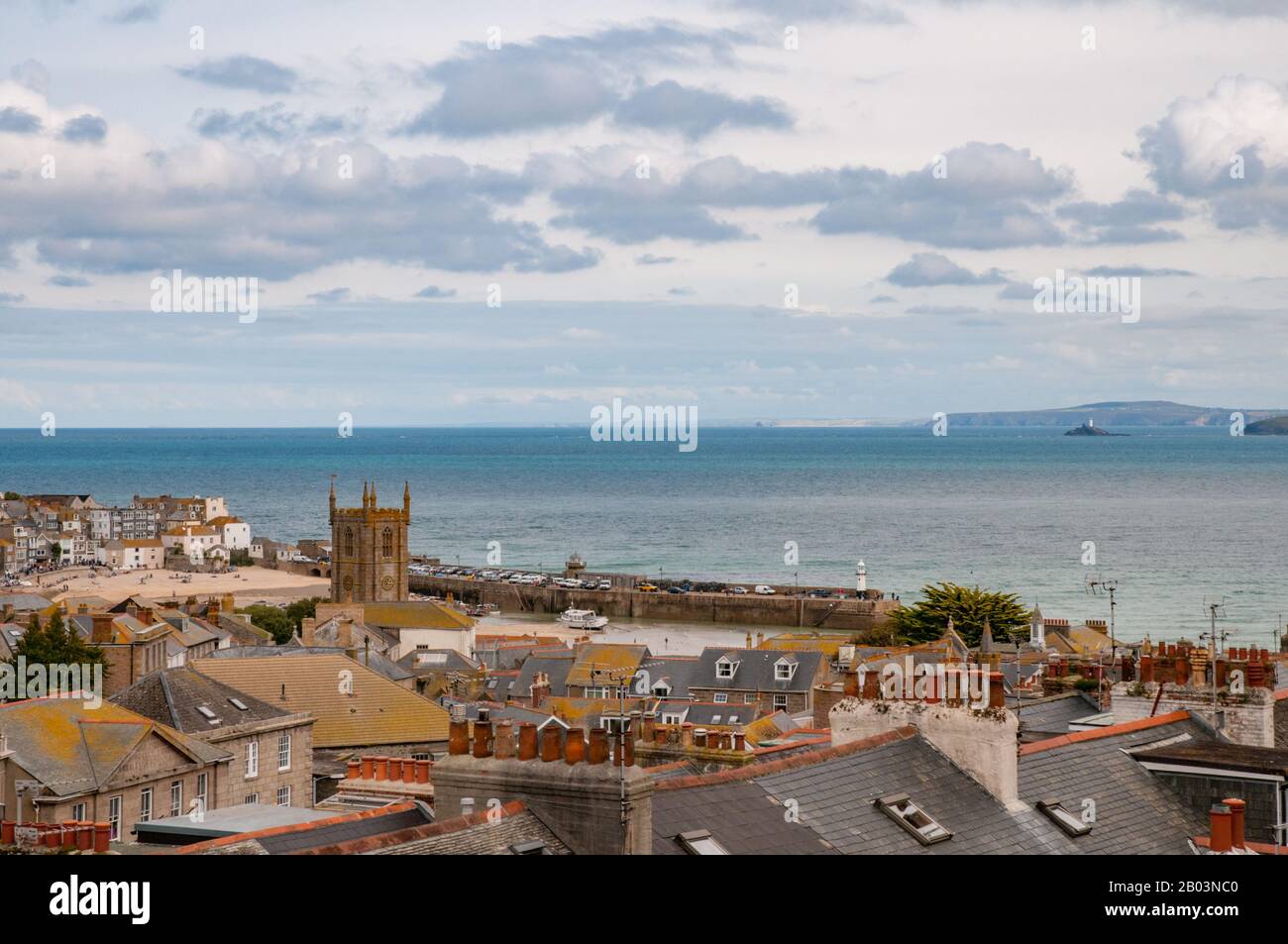 Blick auf St Ives in Cornwall über Harbour Sand und Smeatons Pier bei Ebbe mit St Ives Bay. Stockfoto