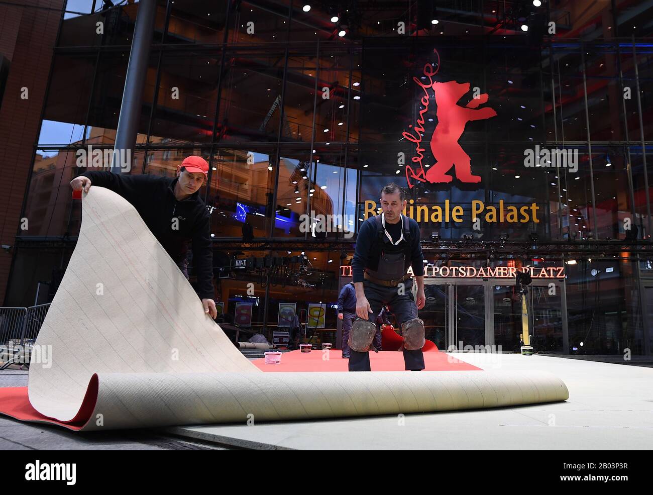 18. Februar 2020, Berlin: Arbeiter rollen den Teppich für das 70. "Berlinale"-Filmfestival vor dem Berlinale Palast aus. Foto: Britta Pedersen / dpa-Zentralbild / dpa Stockfoto